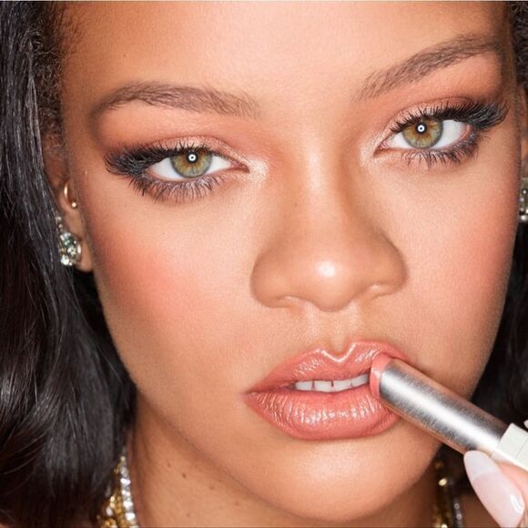 MAC Eyeshadow in Expensive Pink in Velux Pearl Finish - Picture 6 of 14